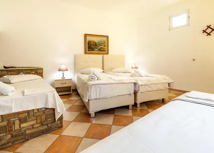 Town House For 6-16 With Ac Páros