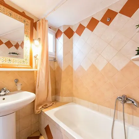 Holiday home Town House For 6-16 With Ac *